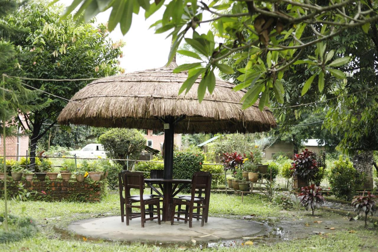 Hotel Tharu Garden, Sauraha Exterior photo