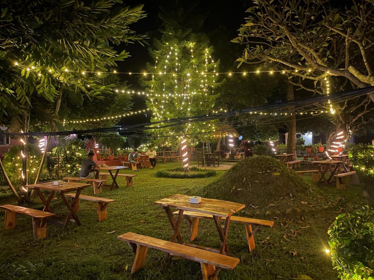 Hotel Tharu Garden, Sauraha Exterior photo