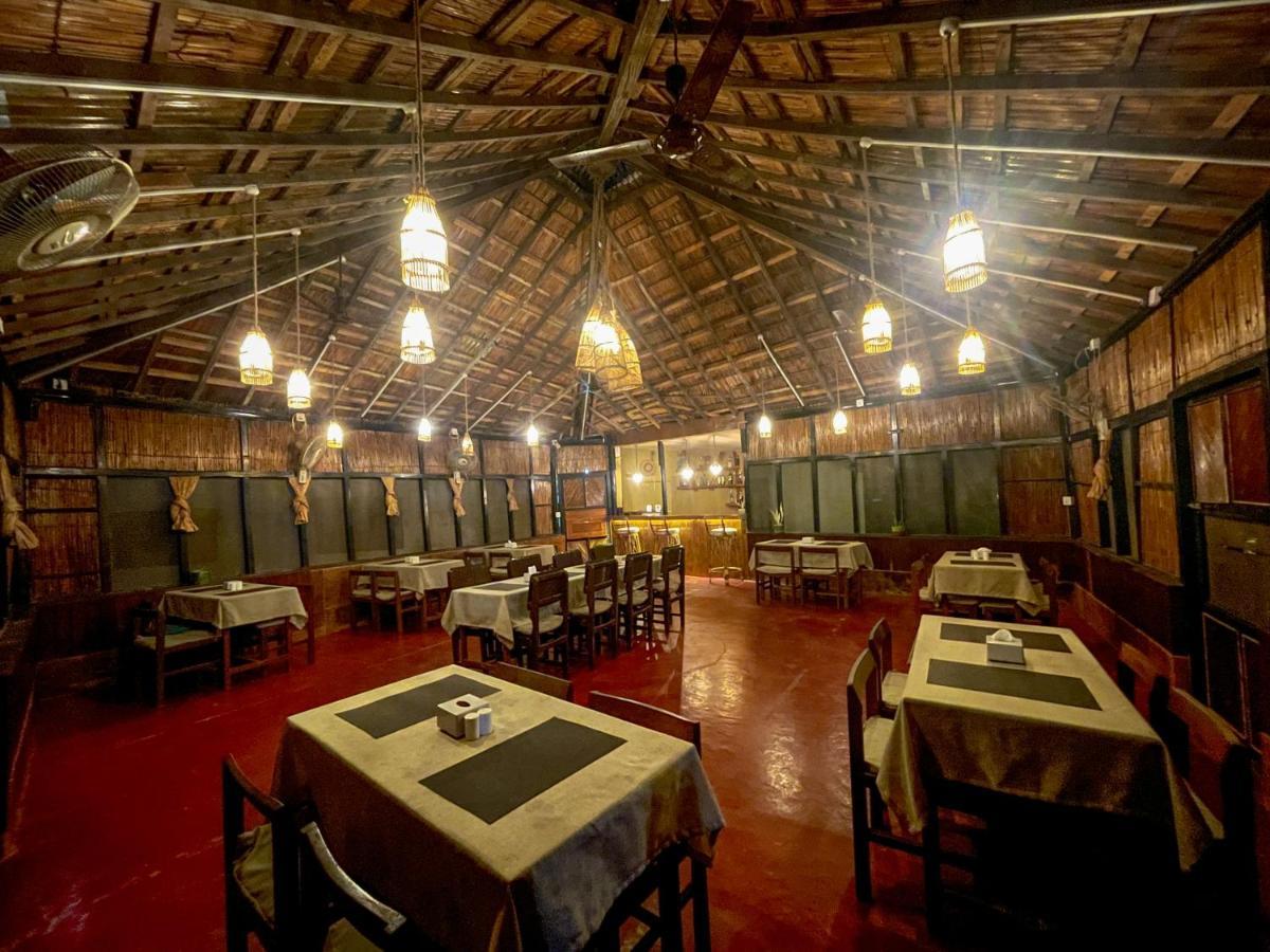 Hotel Tharu Garden, Sauraha Exterior photo