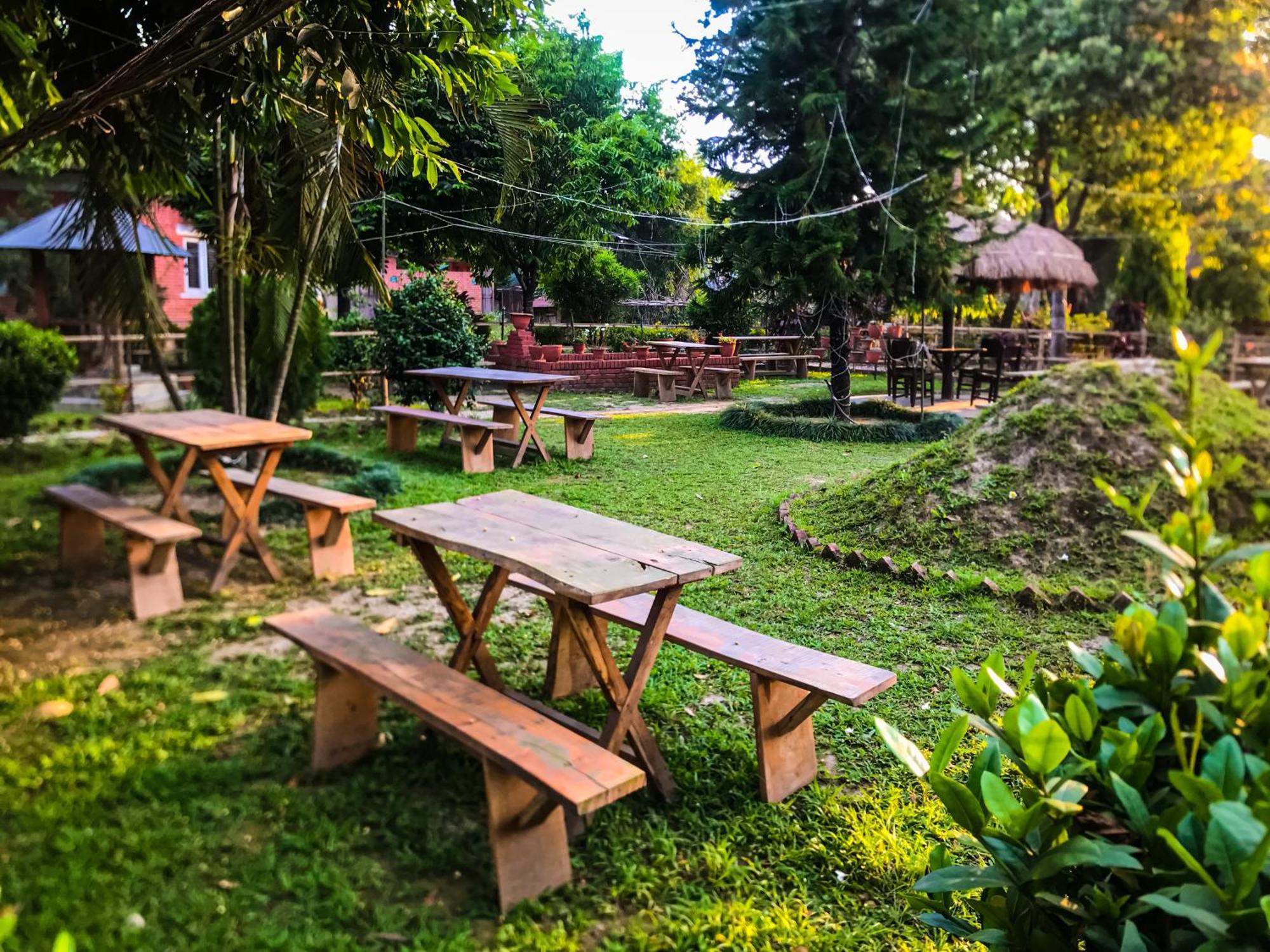 Hotel Tharu Garden, Sauraha Exterior photo