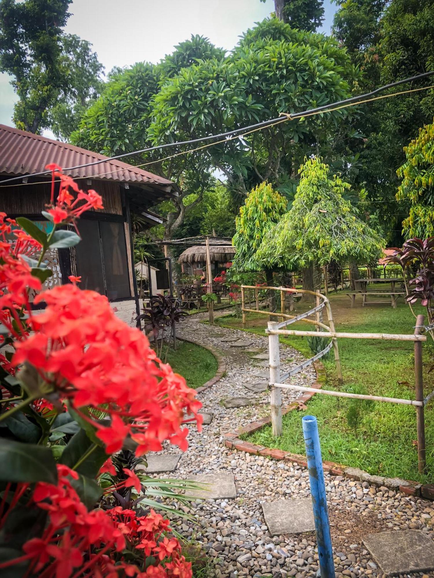 Hotel Tharu Garden, Sauraha Exterior photo